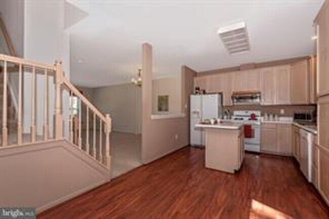 Building Photo - WELL MAINTAINED TOWNHOUSE WITH ONE CAR GARAGE, DECK,