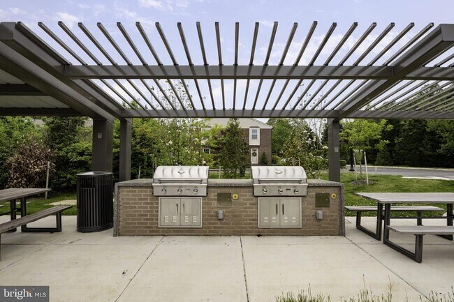 Building Photo - 6275 Edsall Rd