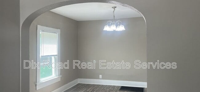Building Photo - 215 S Hedges St