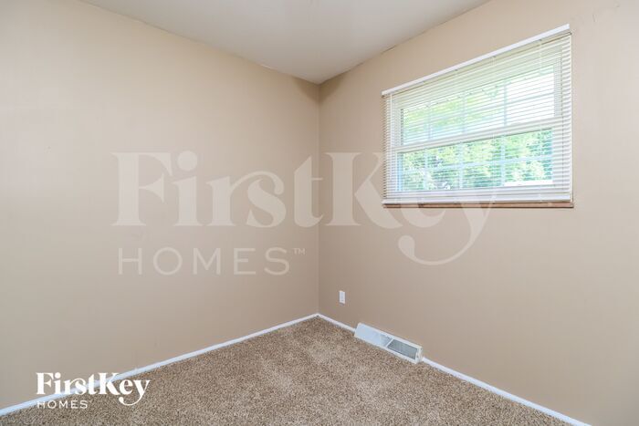 Building Photo - 740 Lilac Dr