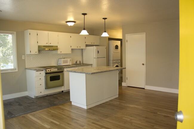 Building Photo - Super cute top level 1 bed w/ washer/dryer...