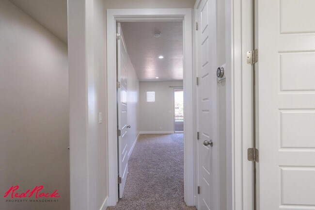Building Photo - Pet Friendly 4 Bedroom Home! Internet Incl...