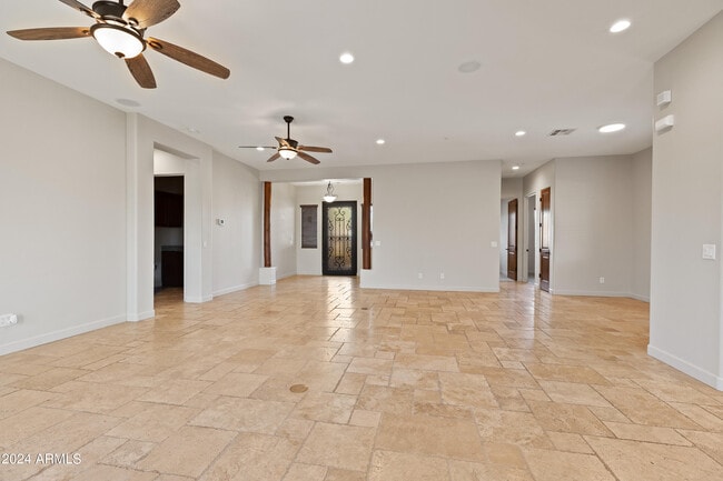 Building Photo - 5559 E El Sendero Dr