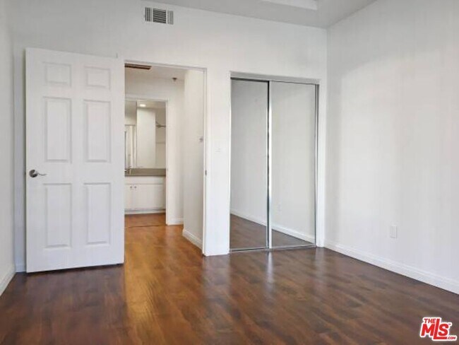 Building Photo - 12712 Moorpark St