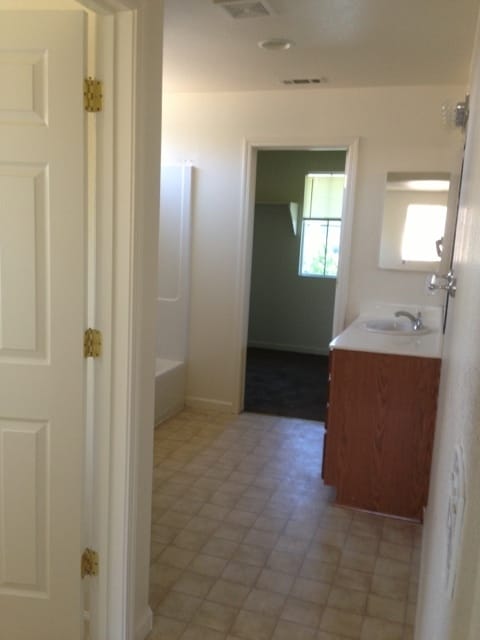 Building Photo - Los Banos, Large 2 story 5 bedroom 3 full ...
