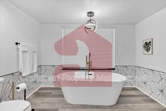 Building Photo - 13128 Green Valley Dr