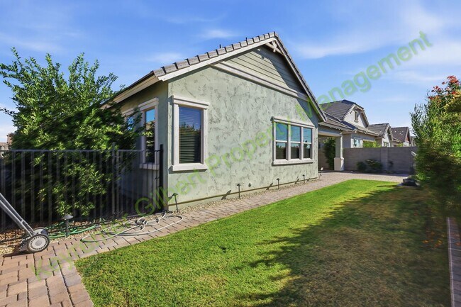 Building Photo - Beautiful 4-bed/3.5-bath Gilbert Home in Gilbert’s Cooley Station!