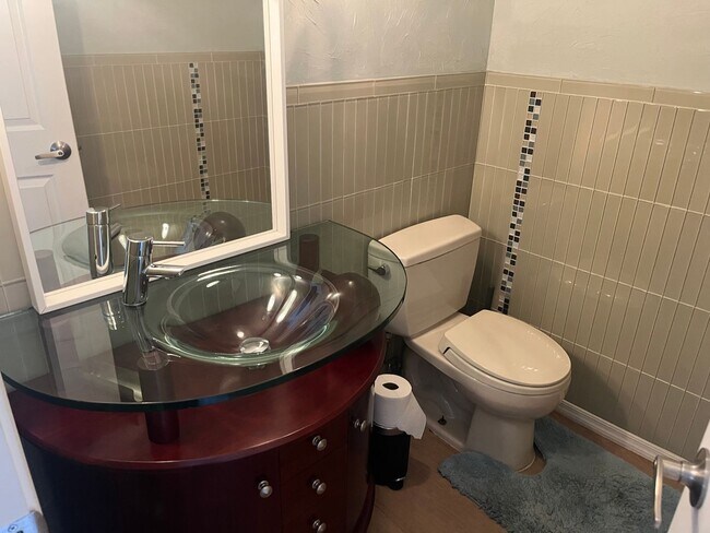 Building Photo - 3721 S Hawthorn Dr