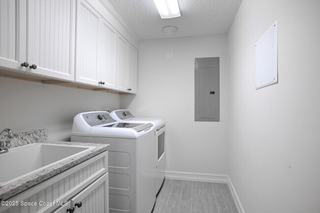 Building Photo - 1045 Jimmy Buffett Mem Hwy