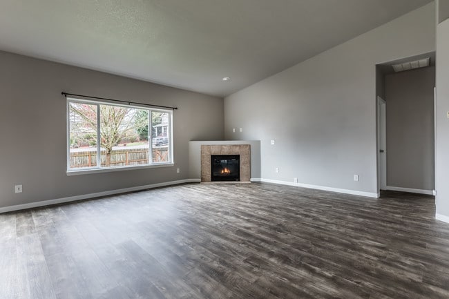 Building Photo - 59613 Oak Ridge St
