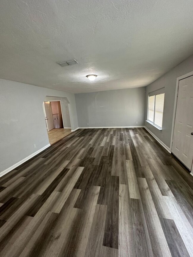 Building Photo - Renovated 3/1 Ready to Move In!