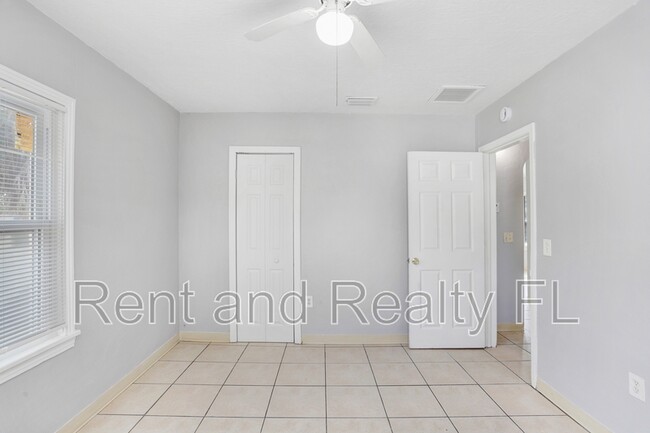 Building Photo - 827 Paris Ave S