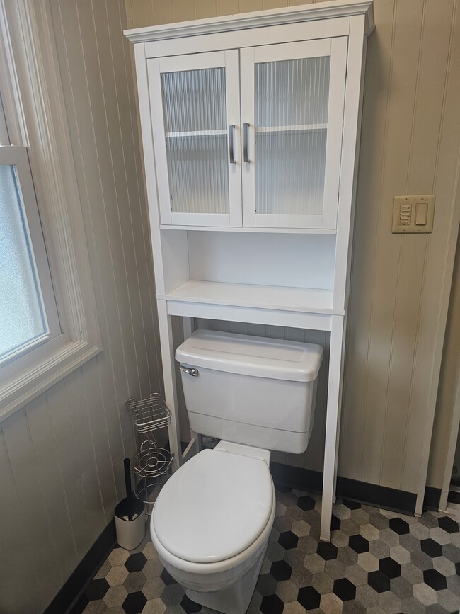 Building Photo - 6613 N Amherst St