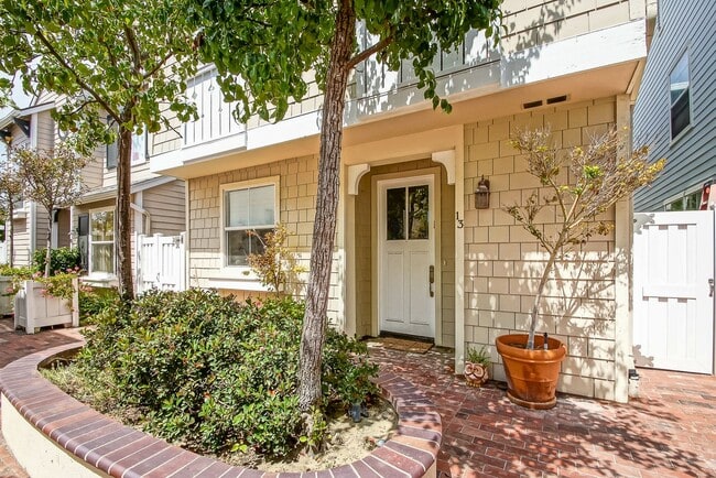 Building Photo - BEAUTIFUL, BRIGHT & AIRY, 3BR2.5BA TOWNHOME ON THE WESTERN-MOST CORNER/END OF THE EXCLUSIVE 1800 ...