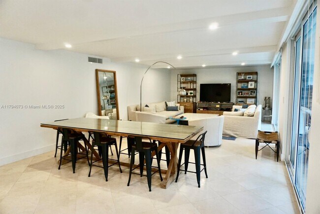 Building Photo - 605 Ocean Dr