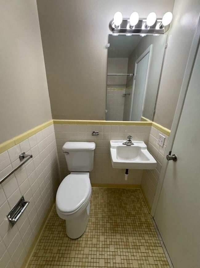 Building Photo - Cute Studio Apartment Available