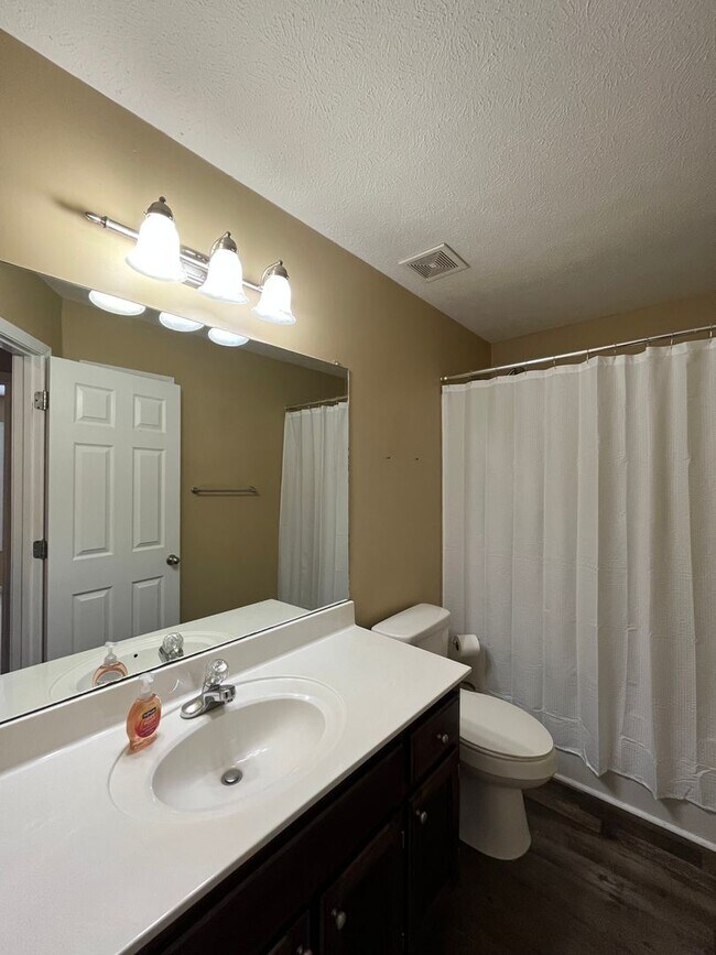 Building Photo - Super Cute Ranch Home with Easy Access to I24