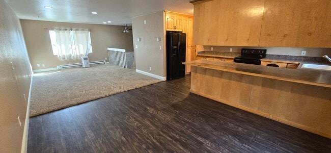 Building Photo - 2 Bedroom, 1.5 Bathroom, 1 Car Garage For Rent In The 4-J Subdivision