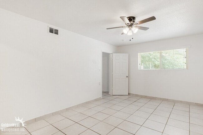 Building Photo - Single Level Spacious 2Bdm 1Ba Apartment i...