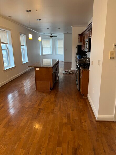 Building Photo - 2101 Bolton St