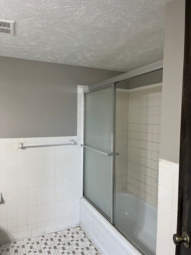 Building Photo - Spacious Apartments Located in the Heart o...
