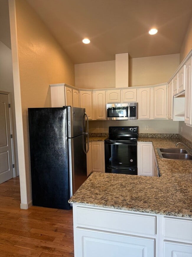 Building Photo - 2BED 2.5 BATH - TOWNHOME IN A QUIET NEIGHBORHOOD