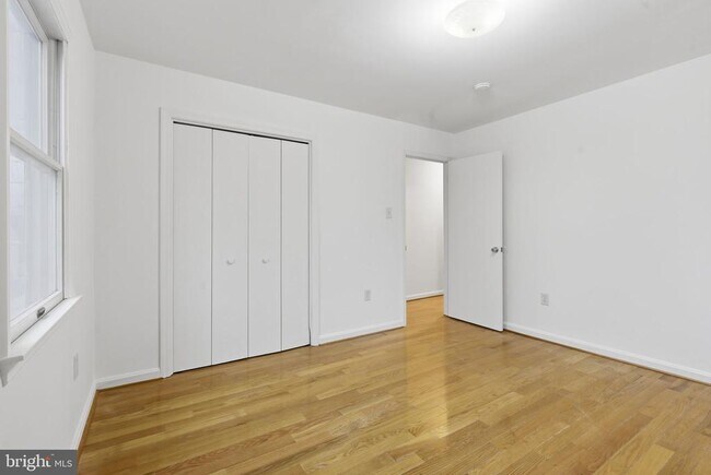 Building Photo - 4904 Hollywood Rd