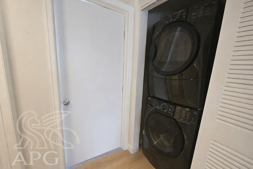 Building Photo - 1070 Acapulco Ct