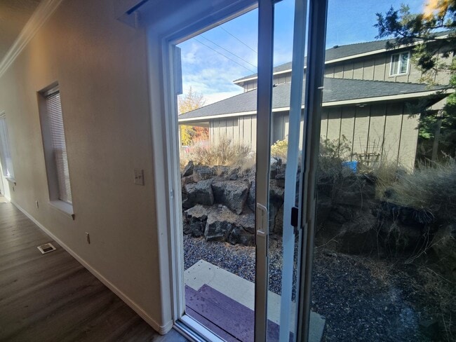 Building Photo - Spacious 3 bedroom 2.5 Bath Townhouse with...