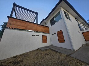 Building Photo - 2134 E 5th St