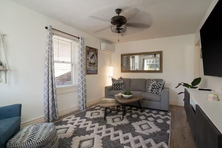 Building Photo - 1428 NE Adams St