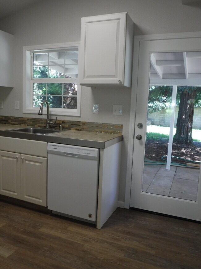 Building Photo - Charming Home In Central Location
