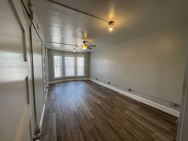Building Photo - Spacious 2-Bedroom Apartment in Davenport’s Hilltop District – Walk to St. Ambrose & Palmer!