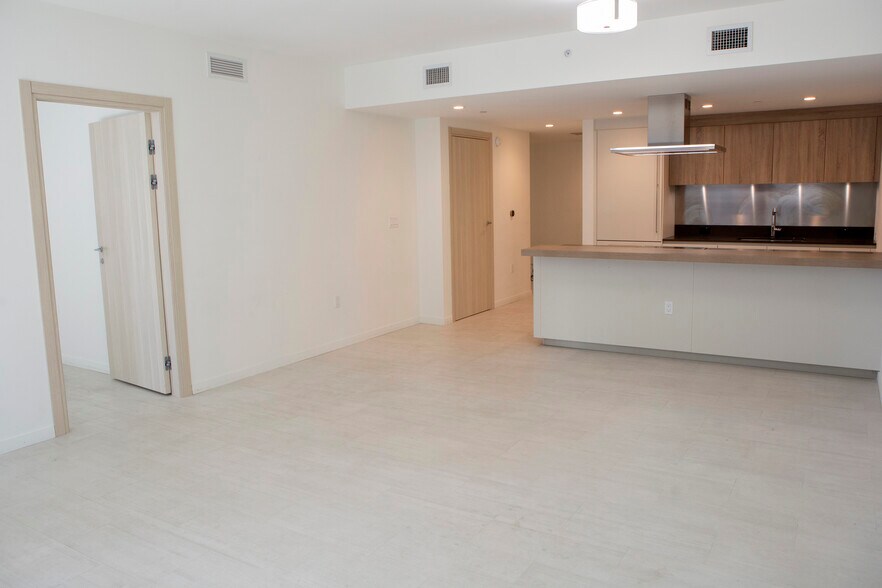 Building Photo - 1000 Brickell Plz