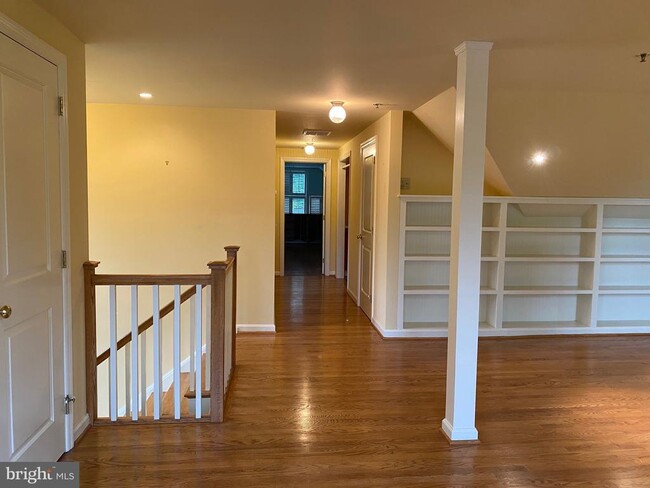 Building Photo - 108 E Park Pl
