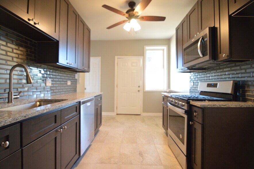 Building Photo - 3422 W Grenshaw St