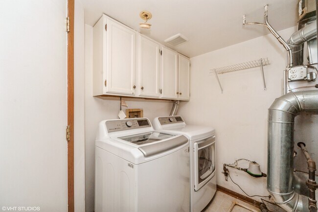 Building Photo - 1252 S Parkside Dr