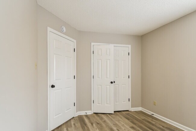 Building Photo - 4127 Lake Cross Dr W