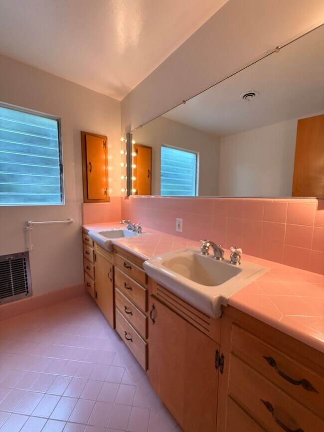 Building Photo - 1950's Ranch Style 2+2 with den/office Hom...