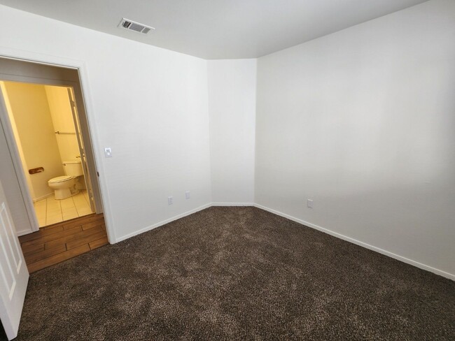 Building Photo - Lovely Single Story Home