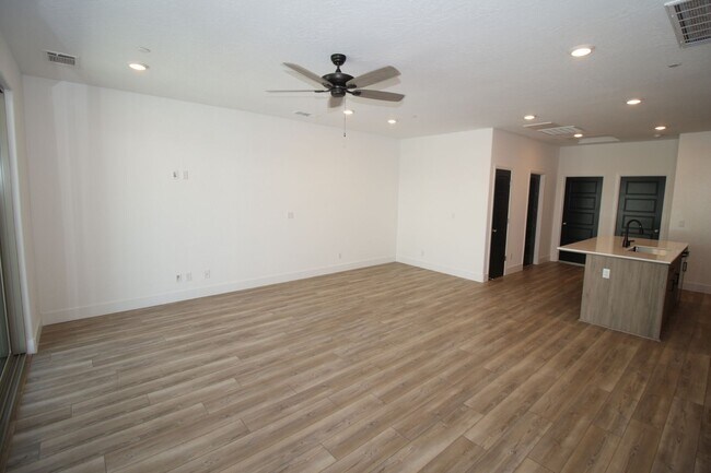 Building Photo - 2737 E Tamarind Dr