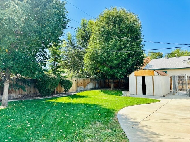 Building Photo - Charming 3 Bedroom Home