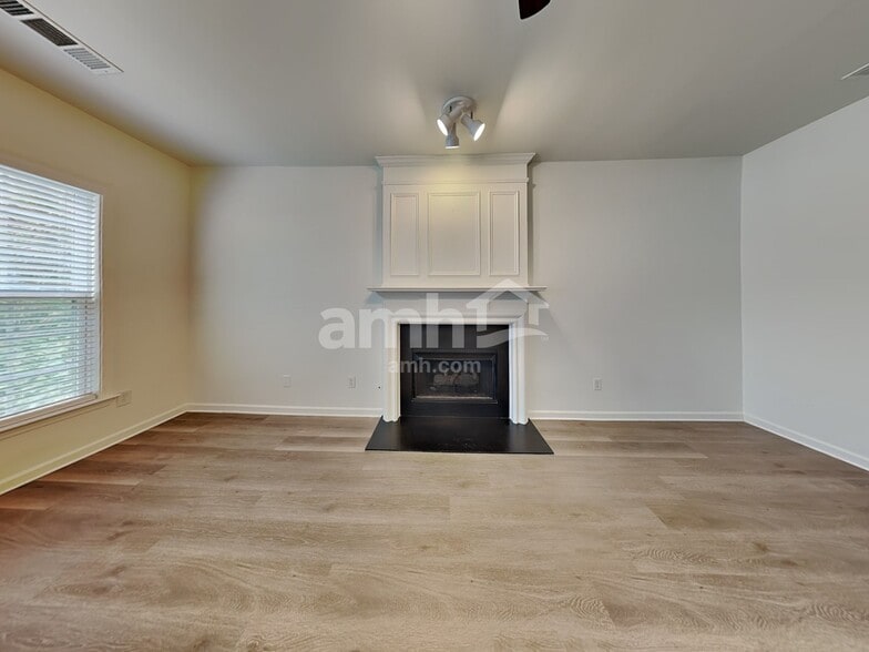 Building Photo - 405 Carphilly Ct