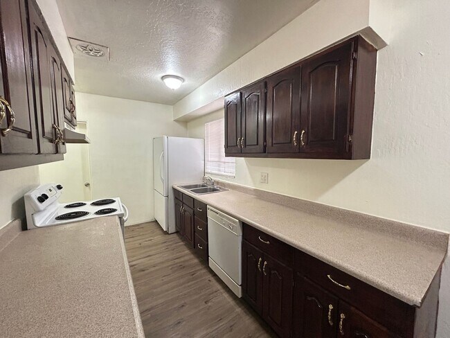 Building Photo - No Hoa! Single Story House with 4 Bedrooms 2 Bathrooms!