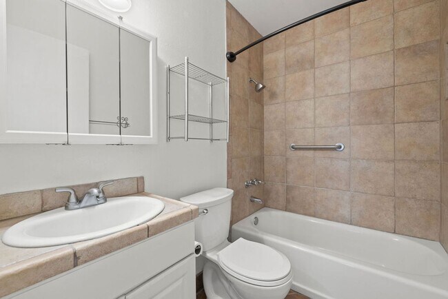 Building Photo - Southeast 3 Bedroom 2 Bath Home with No HOA