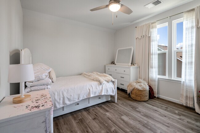 Building Photo - 16848 White Daisy Loop