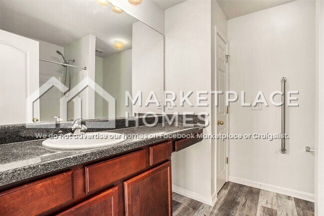 Building Photo - 600 Henni Cir