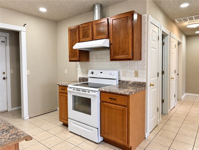 Building Photo - 2678 Brookside St