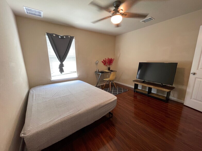 Building Photo - Room in House on Bettylou Ln