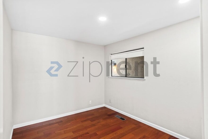 Building Photo - Unit